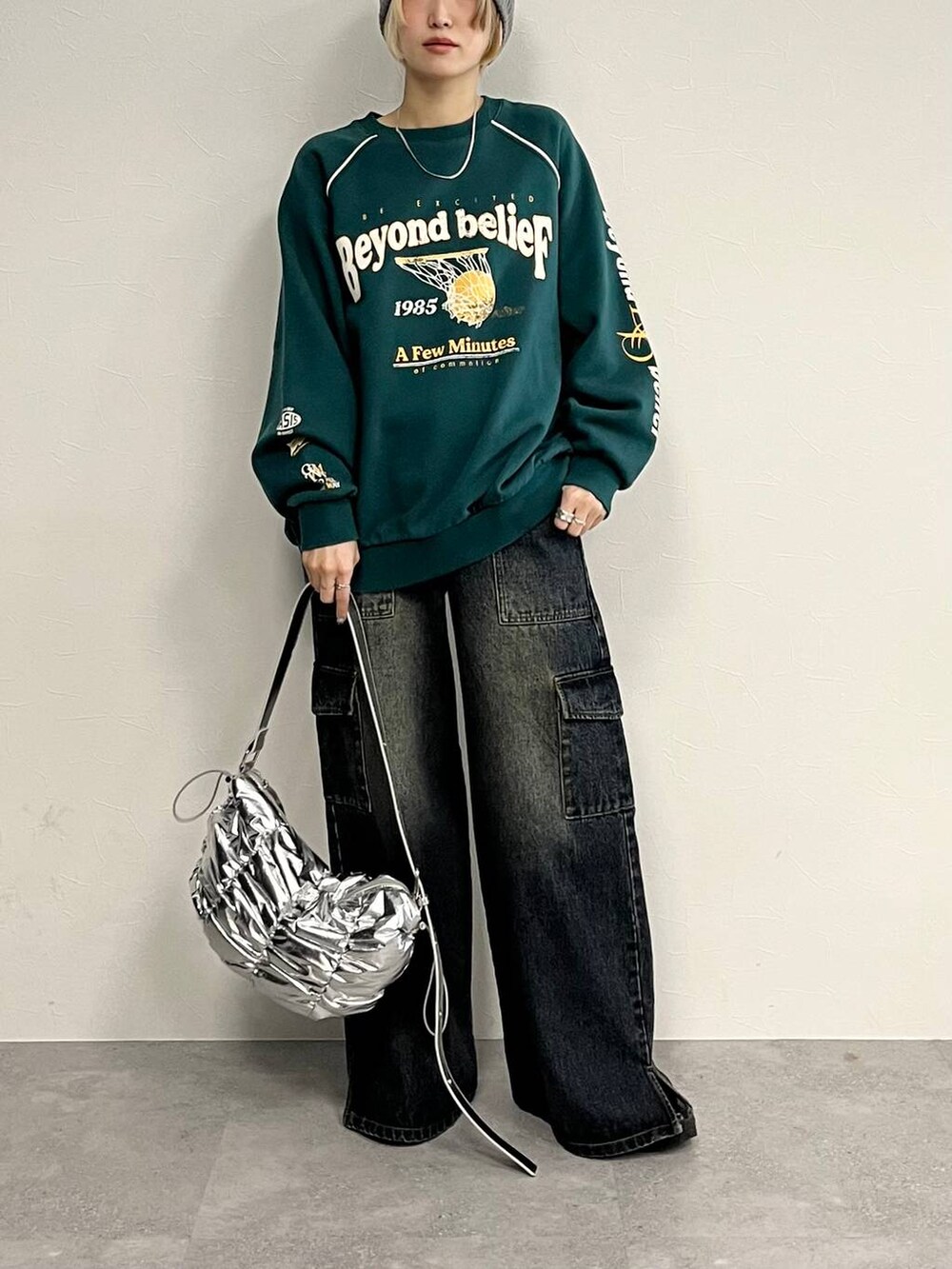 グリーン系のスウェットを着用したレディースの秋コーディネートの3枚目の写真