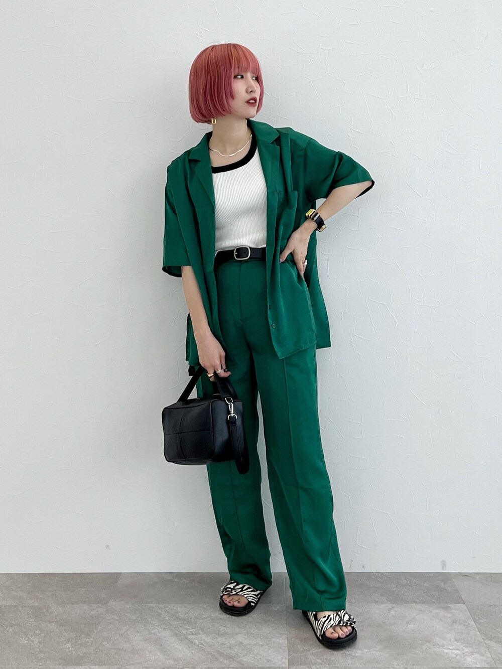 グリーン系のつなぎ/オールインワン、ホワイト系のタンクトップ、ブラック系のバッグを着用したレディースの夏コーディネートの2枚目の写真