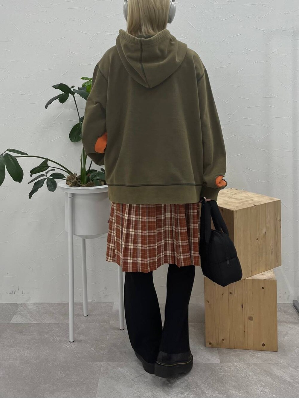 ブラック系のその他パンツ、ブラック系のハンドバッグ、ブルー系のパーカーを着用したレディースの秋コーディネートの2枚目の写真