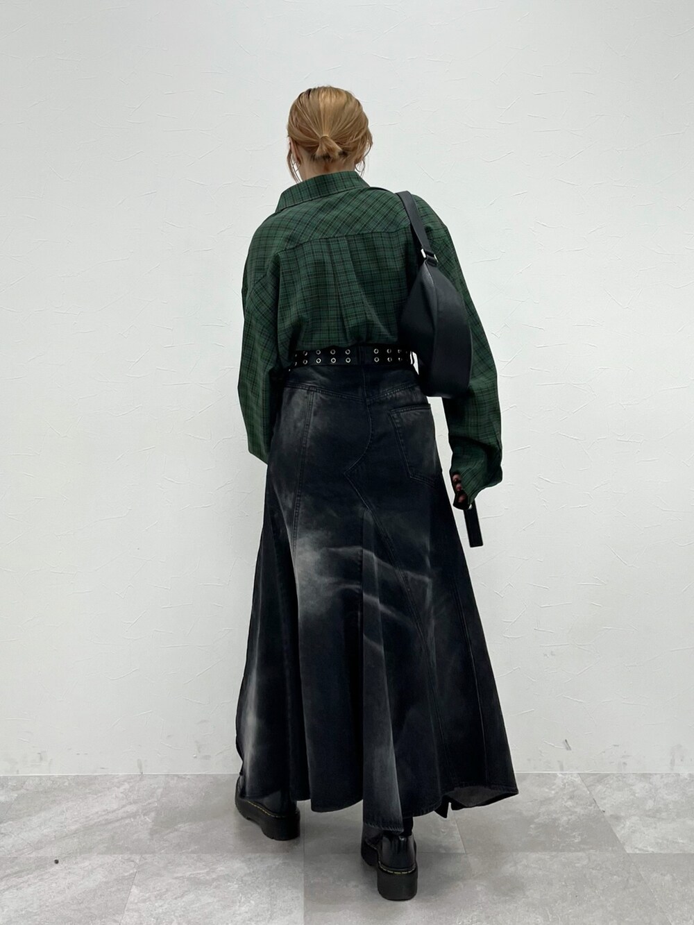 グリーン系のシャツ/ブラウス、ブラック系のデニムスカート、ブラック系のショルダーバッグを着用したレディースの冬コーディネートの3枚目の写真