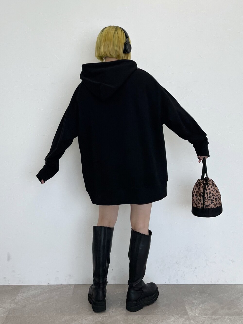 ブラック系のパーカー、レッド系のその他パンツ、その他のショルダーバッグを着用したレディースの秋コーディネートの3枚目の写真