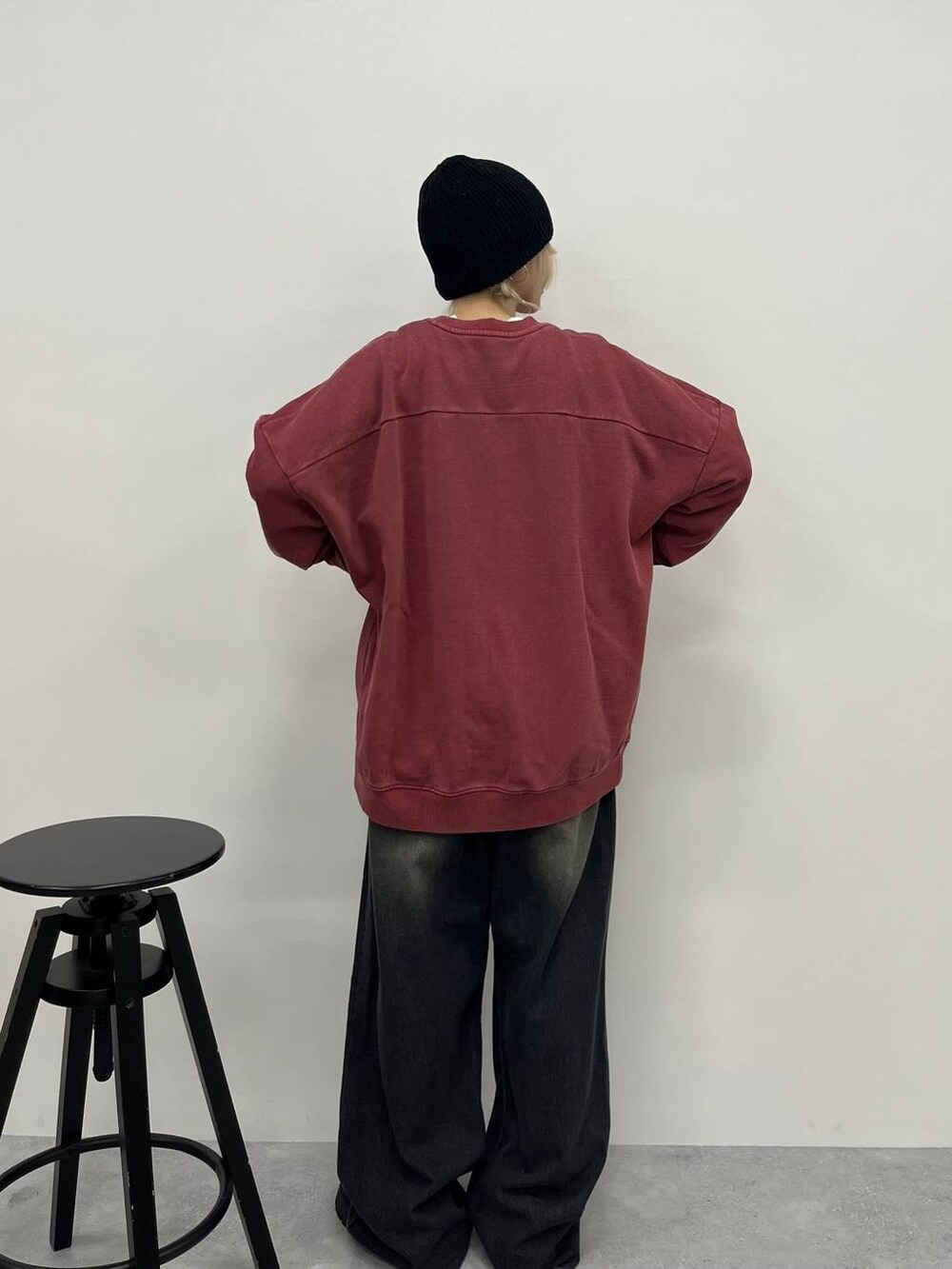 ホワイト系のTシャツ/カットソー、ブラック系のその他シューズ、ブラック系のデニムパンツを着用したレディースの秋コーディネートの2枚目の写真