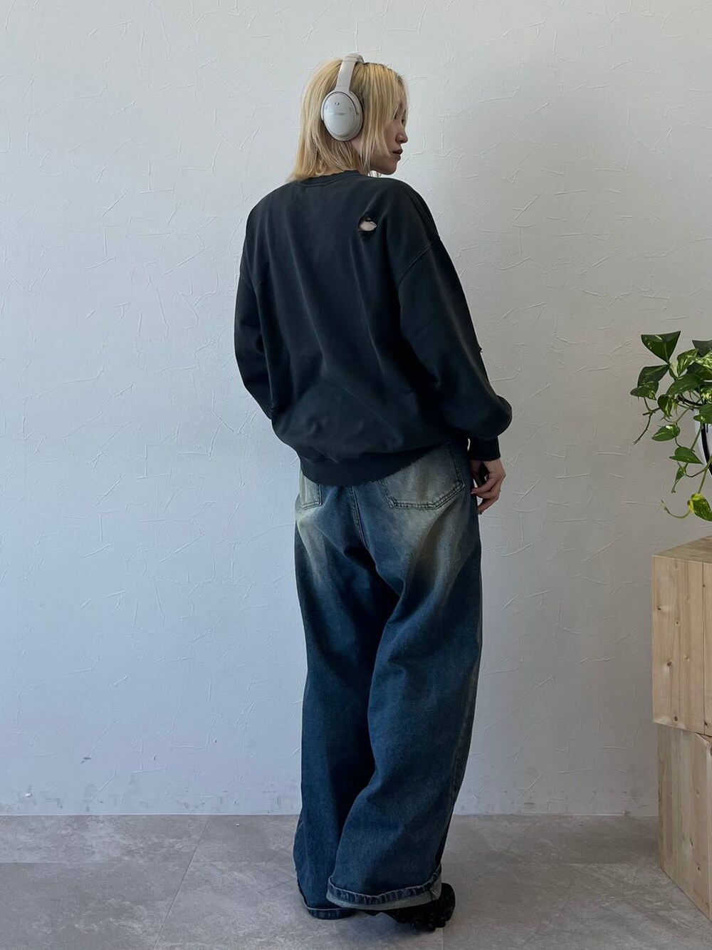 ブラック系のデニムパンツ、グレー系のスウェットを着用したレディースの秋コーディネートの2枚目の写真