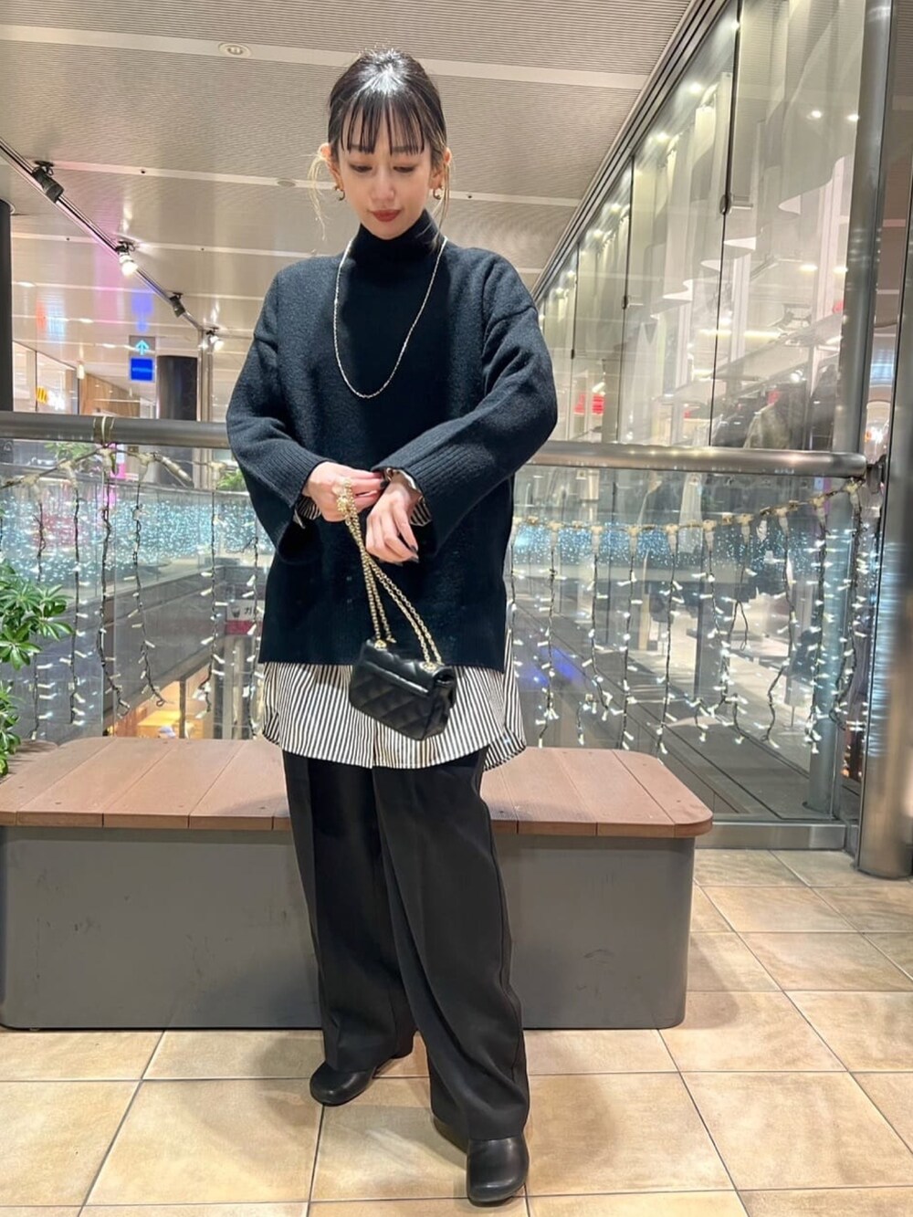 「ファッションを楽しもう、モノトーン、レイヤードスタイル、ハイネック、ニット、ワイドパンツ、タックパンツ、モード、モノトーンコーデ、きれいめカジュアル、大人カジュアル、カジュアル、オーバーサイズ、タートルネック、冬コーデ」｜「natural coutureのゆるモチハイネックニット（ニット/セーター、ブラック系）」を使った、MAOさん（レディース・160cm）の秋コーディネートの2枚目の写真