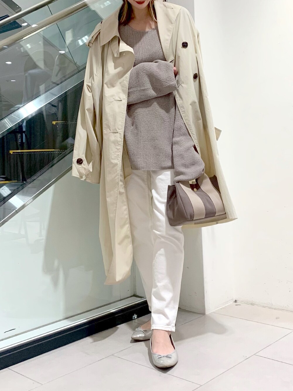 「デニム、ホワイトデニム、ホワイトパンツ、デニムパンツ、トレンチコート、春アウター、春コーデ、春ニット、ベージュ、大人カジュアル、きれいめカジュアル、シンプル、パンツスタイル、オーバーサイズ、カジュアル」｜「OUVRAGE CLASSEのワイドルーズプルオーバー（ニット/セーター、ベージュ系）」を使った、MAOさん（レディース・158cm）の春コーディネートの2枚目の写真