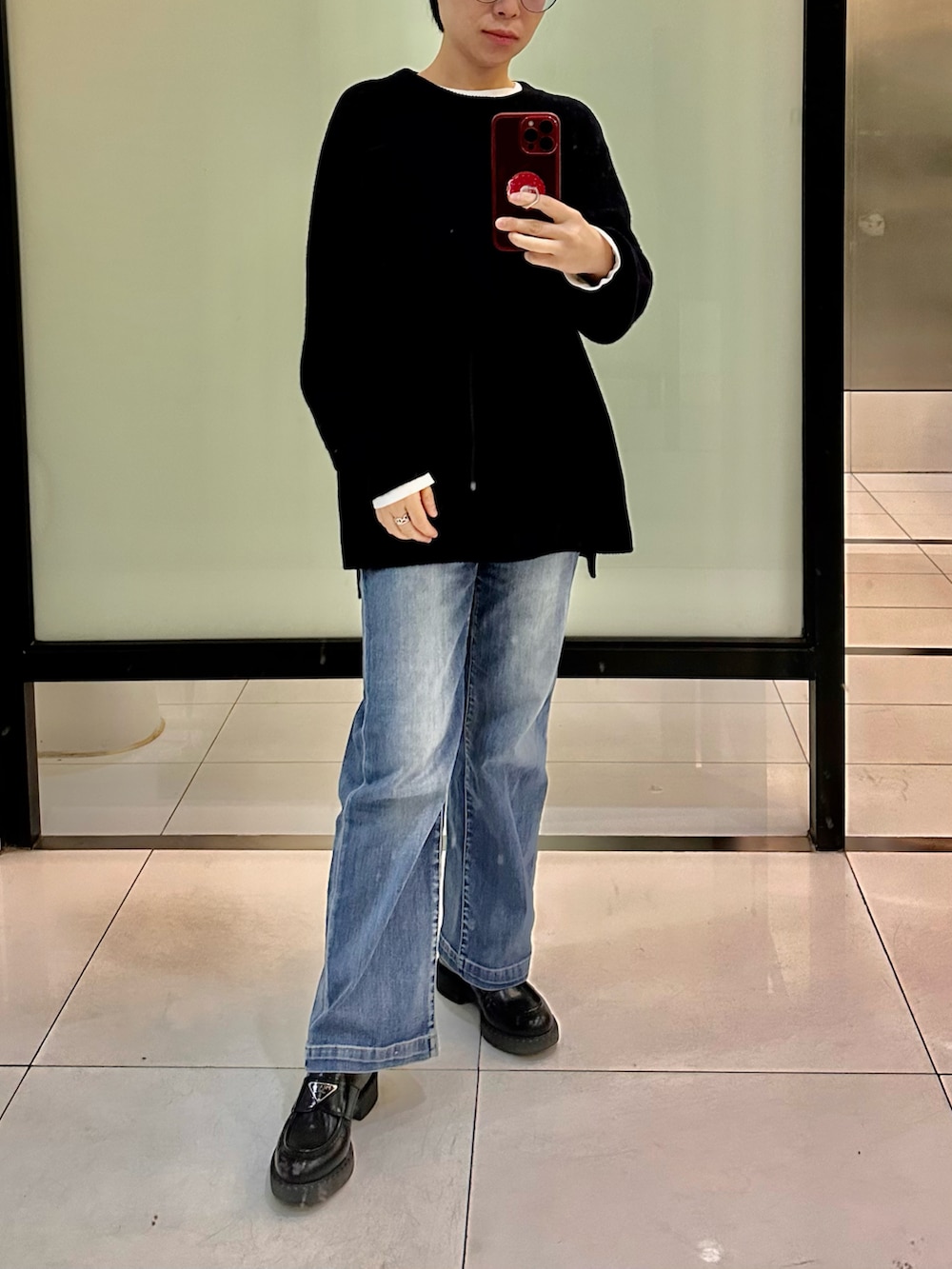 ベージュ系のテーラードジャケット、ブラック系のローファーを着用したレディースの冬コーディネートの2枚目の写真