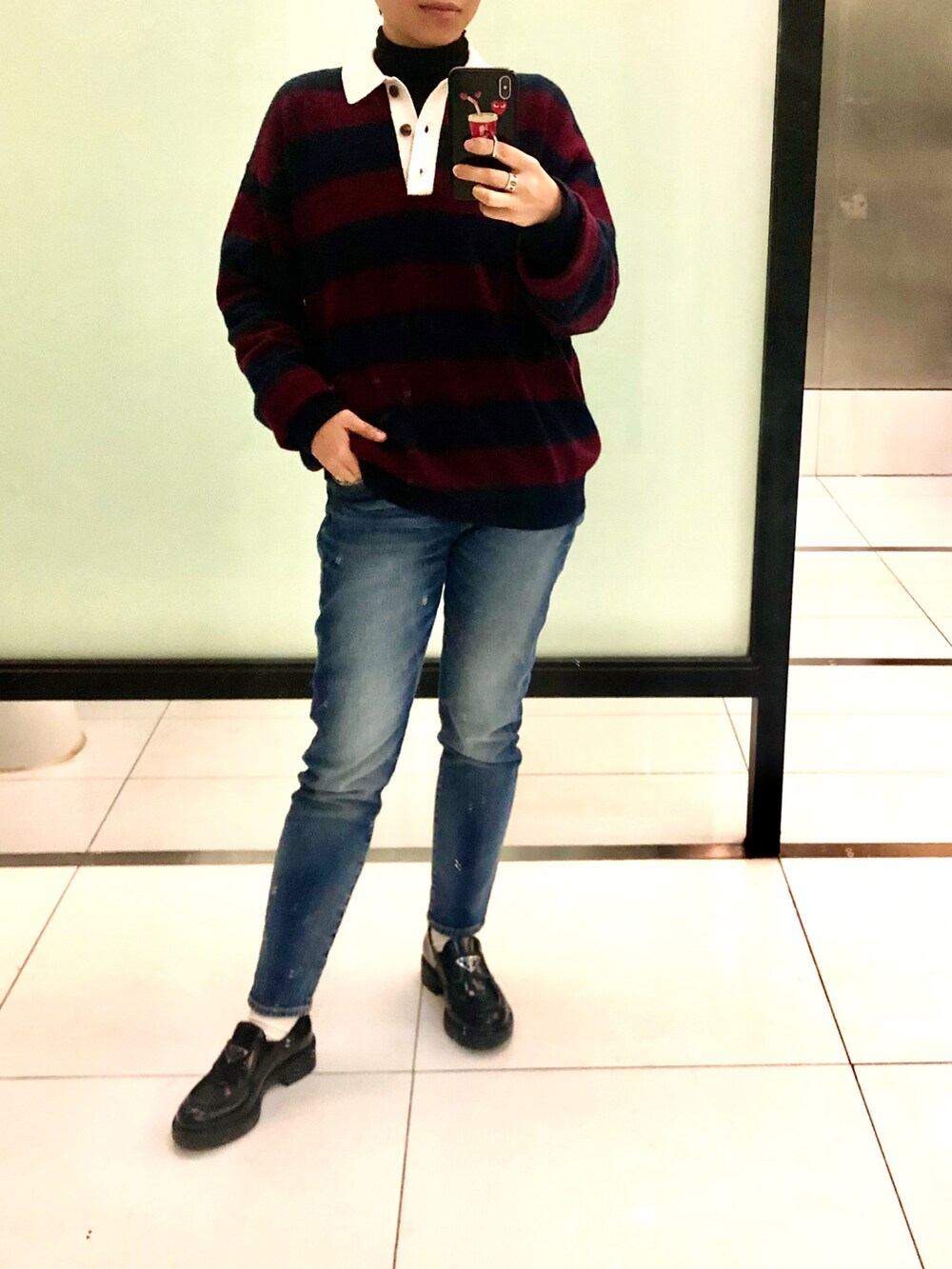 ベージュ系のその他アウター、その他のニット/セーター、ブルー系のデニムパンツを着用したレディースの冬コーディネートの2枚目の写真