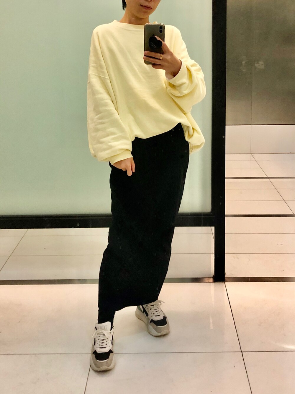 ブラウン系のMA-1、ベージュ系のストール/ショールを着用したレディースの秋コーディネートの2枚目の写真