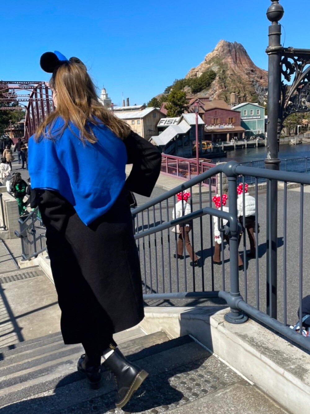 「disney、高身長女子、ブラックコーデ、ワンポイント」｜「古着のアイテム（スウェット、ブルー系）」を使った、moekaさん（レディース・174cm）の春コーディネートの3枚目の写真
