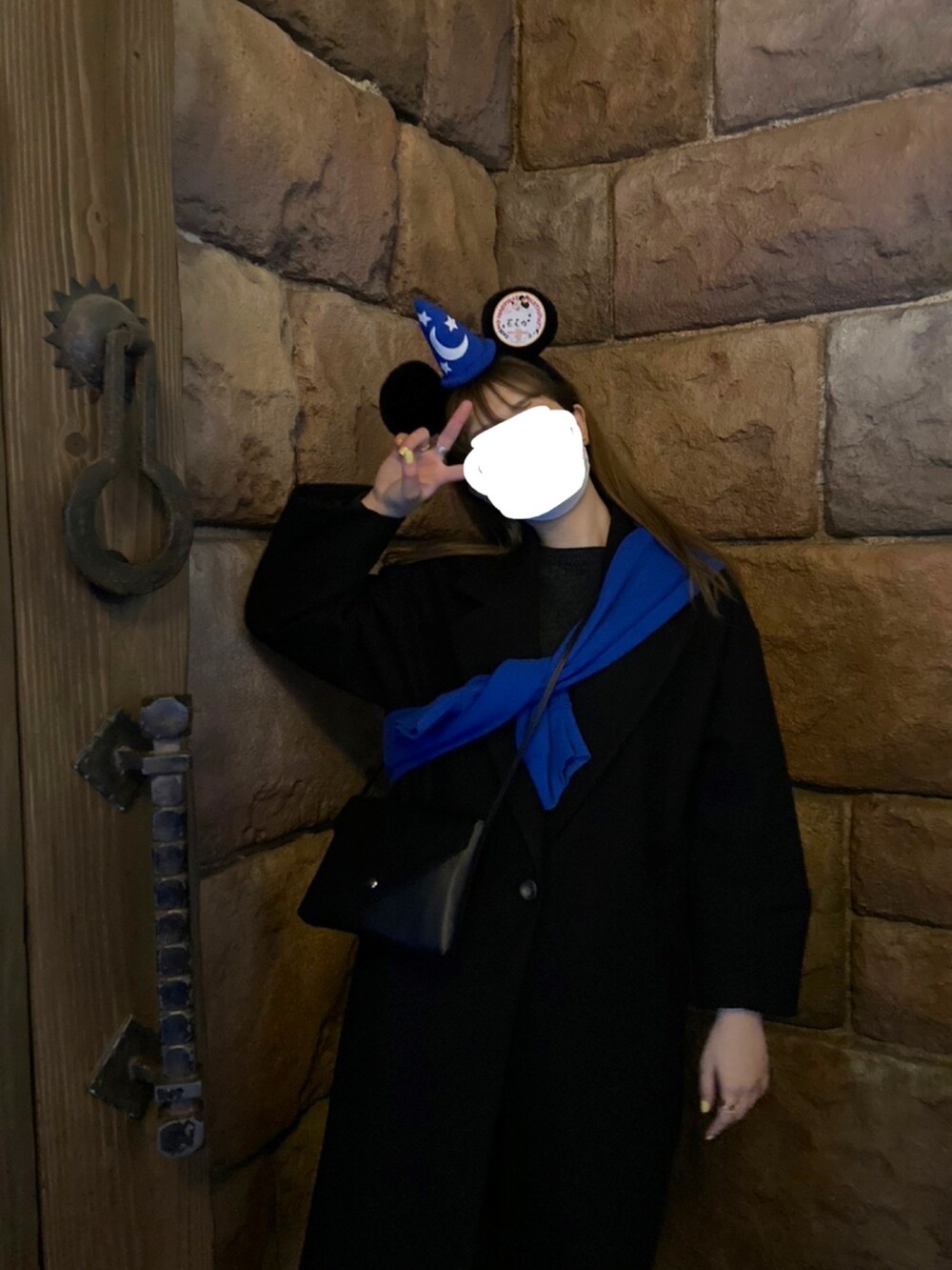 「disney、高身長女子、ブラックコーデ、ワンポイント」｜「古着のアイテム（スウェット、ブルー系）」を使った、moekaさん（レディース・174cm）の春コーディネートの2枚目の写真