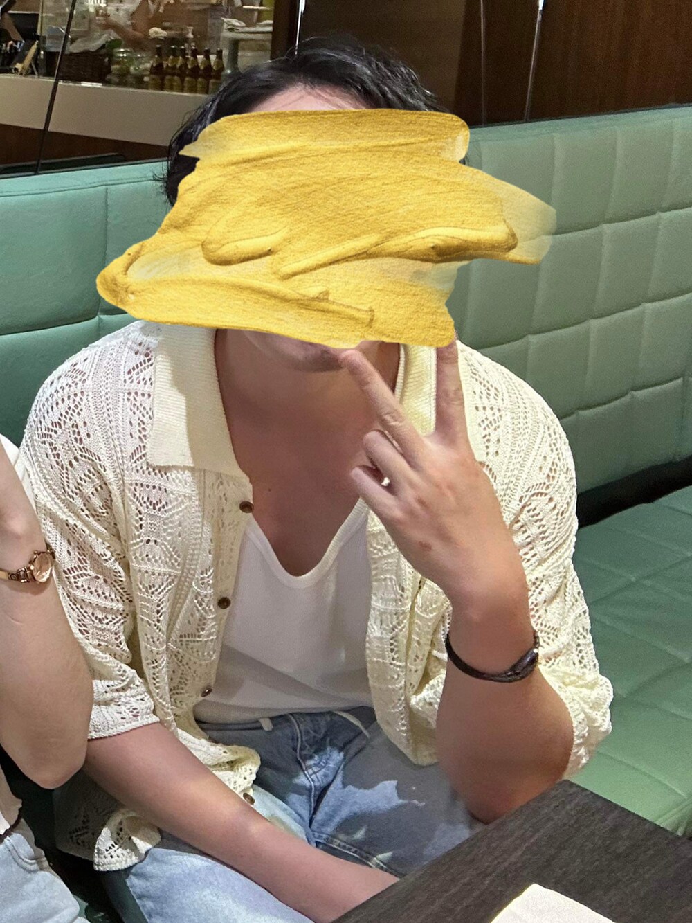 ホワイト系のシャツ/ブラウス、ホワイト系のTシャツ/カットソーを着用したメンズの秋コーディネートの2枚目の写真