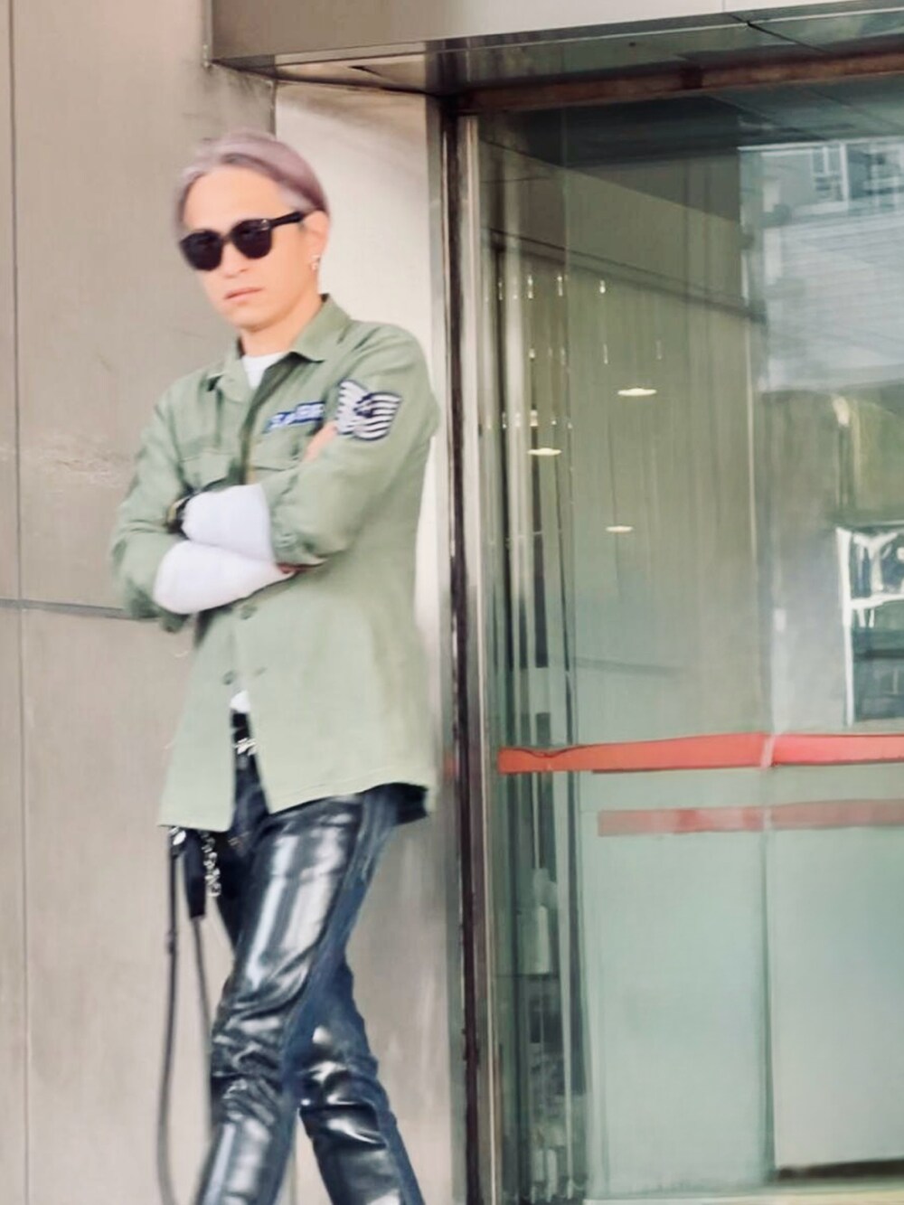 その他のデニムパンツ、グリーン系のジャケット/アウター、ブラック系の財布を着用したメンズの春コーディネートの2枚目の写真