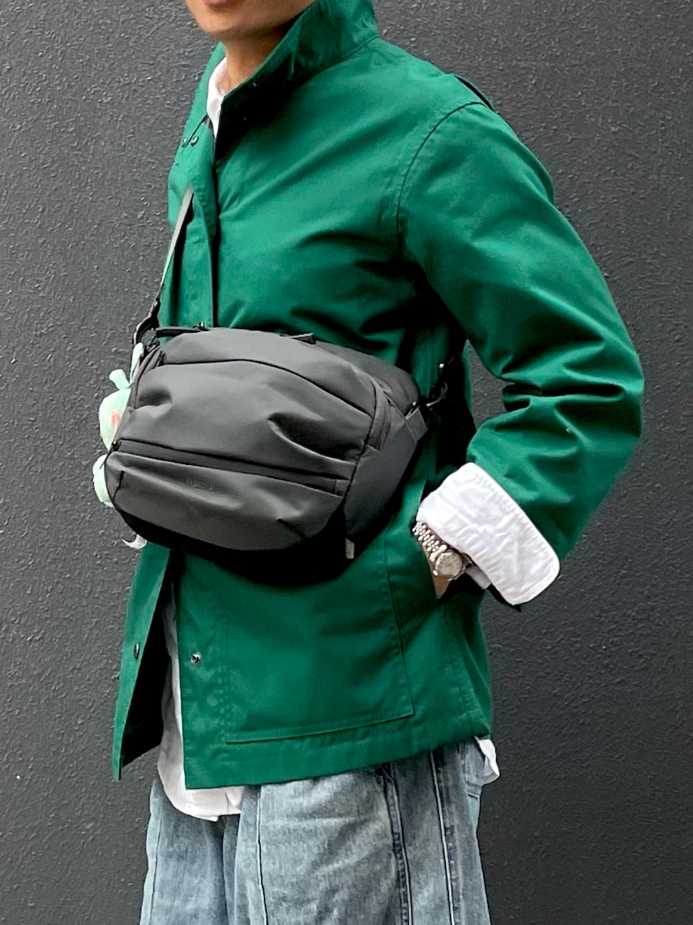 グリーン系のブーツ、ホワイト系のシャツ/ブラウス、ブルー系のデニムパンツを着用したメンズの春コーディネートの2枚目の写真