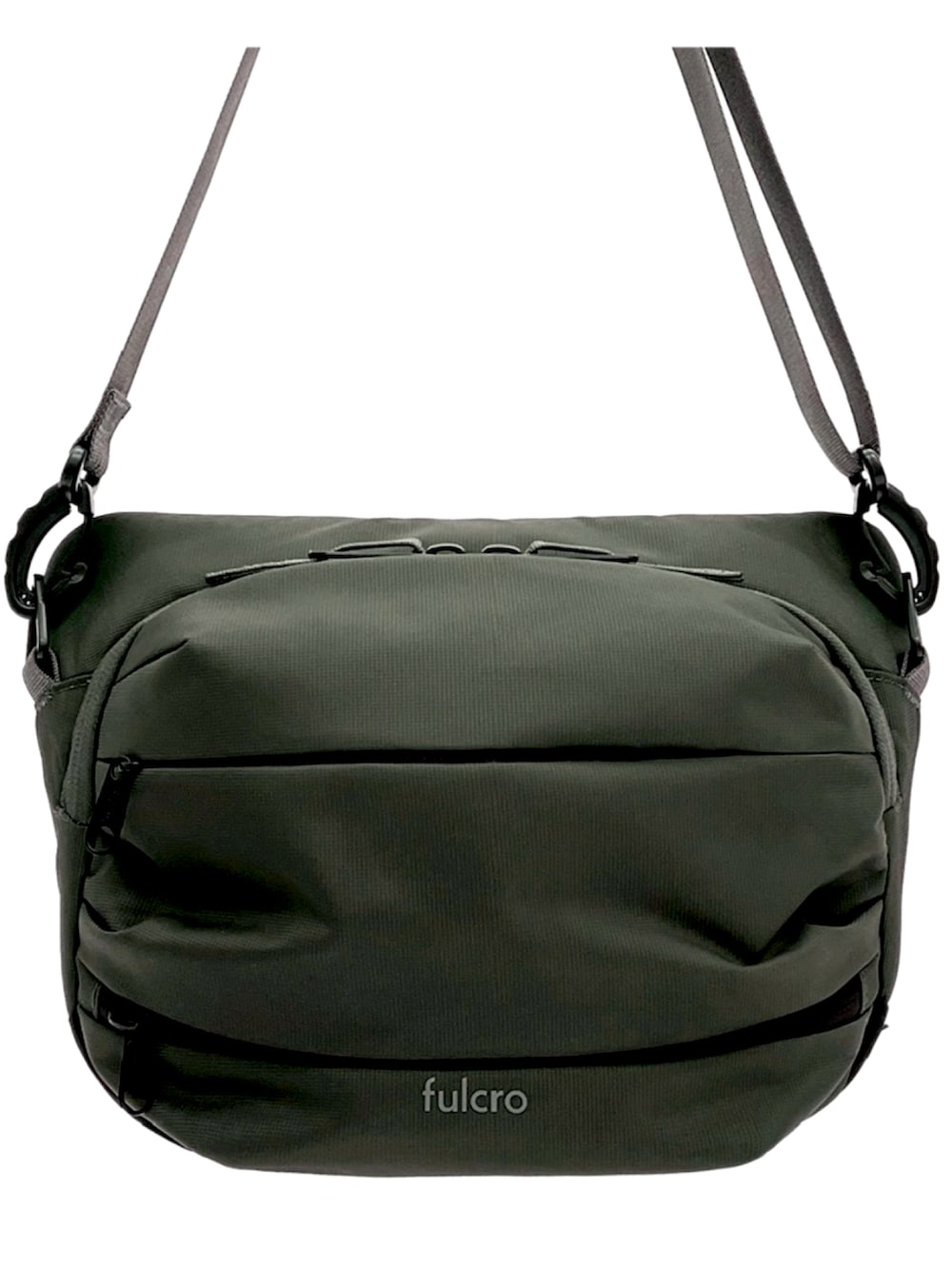 ベージュ系のチノパンツ、ベージュ系のその他アウター、ブラック系のショルダーバッグを着用したメンズの春コーディネートの3枚目の写真