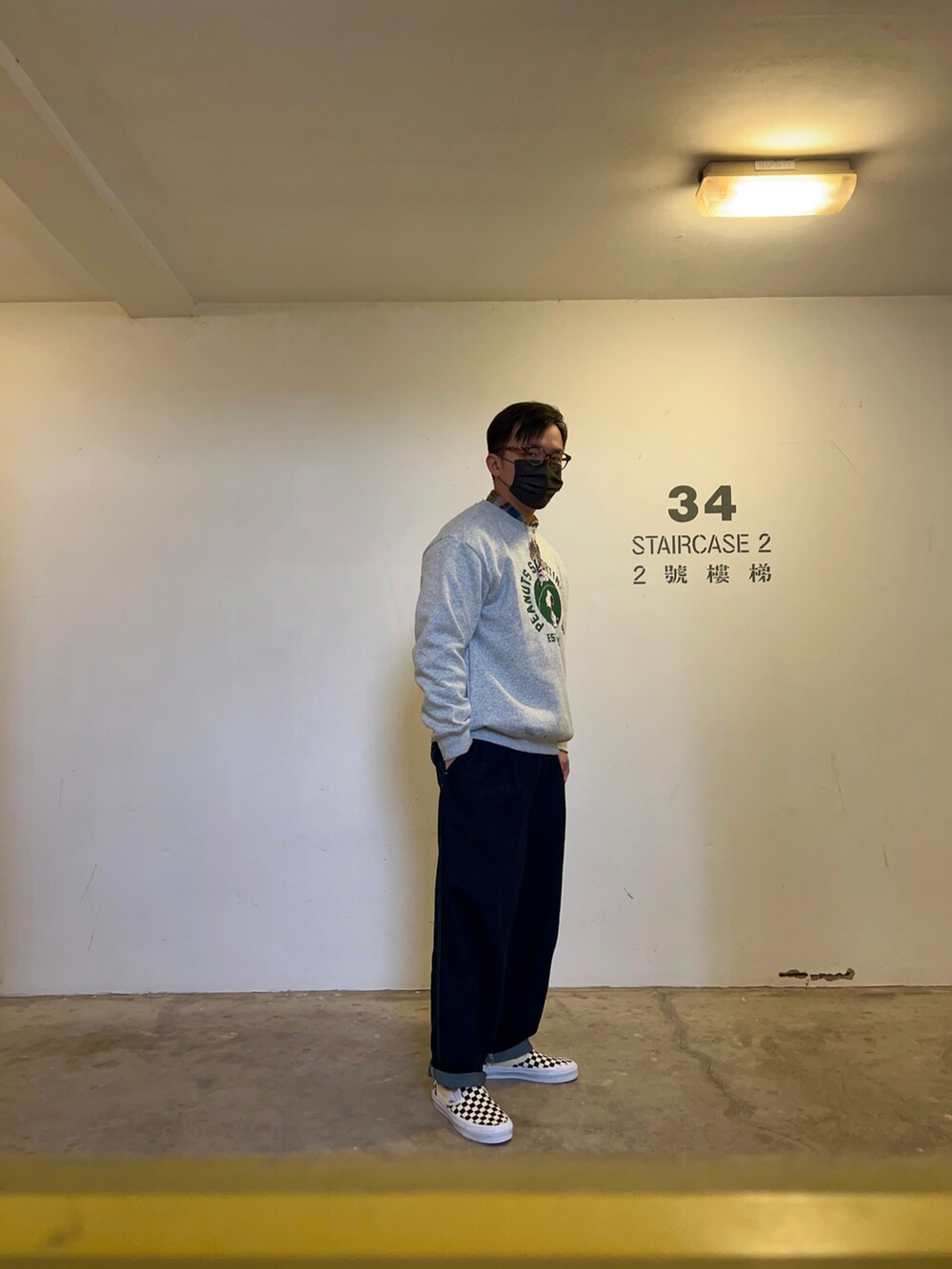 シルバー系のトップス、ブルー系のデニムパンツ、ベージュ系のスニーカーを着用したメンズの冬コーディネートの2枚目の写真