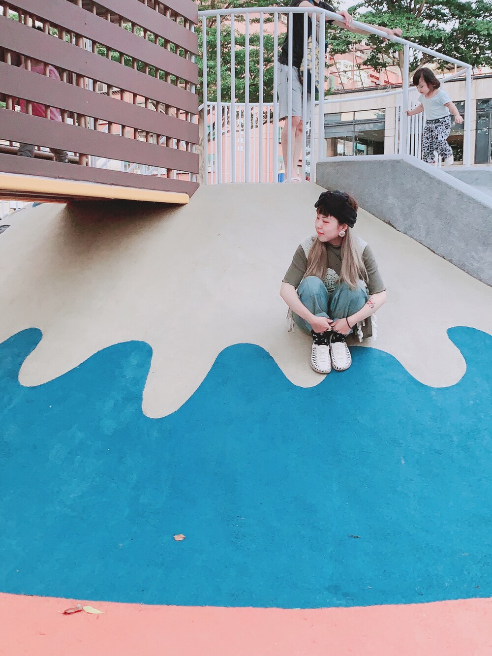 ホワイト系のサンダルを着用したレディースの夏コーディネートの2枚目の写真