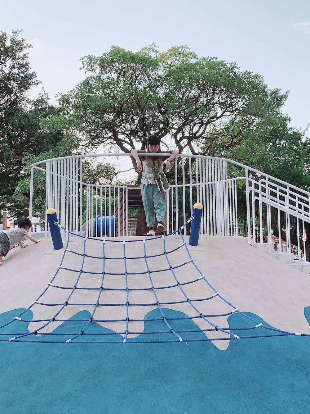 ホワイト系のサンダルを着用したレディースの夏コーディネートの4枚目の写真