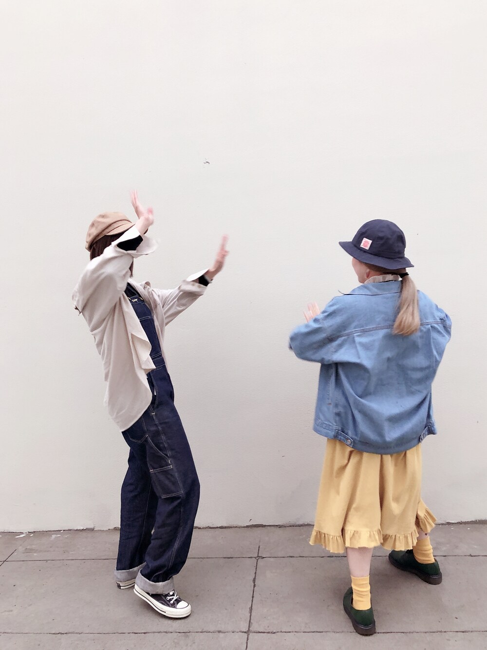 グリーン系のローファー、ブルー系のデニムジャケットを着用したレディースの夏コーディネートの3枚目の写真