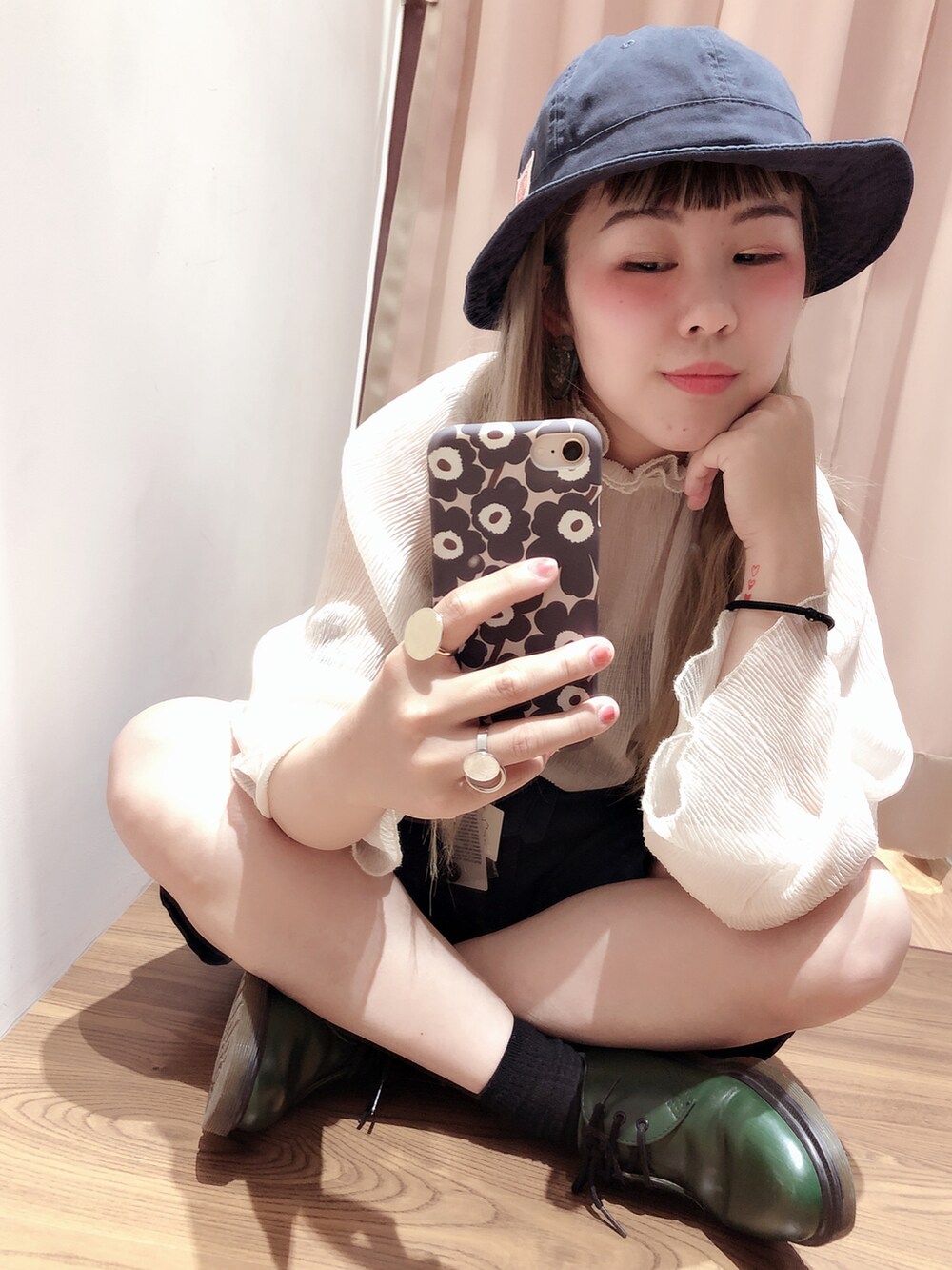 グリーン系のローファーを着用したレディースの夏コーディネートの2枚目の写真