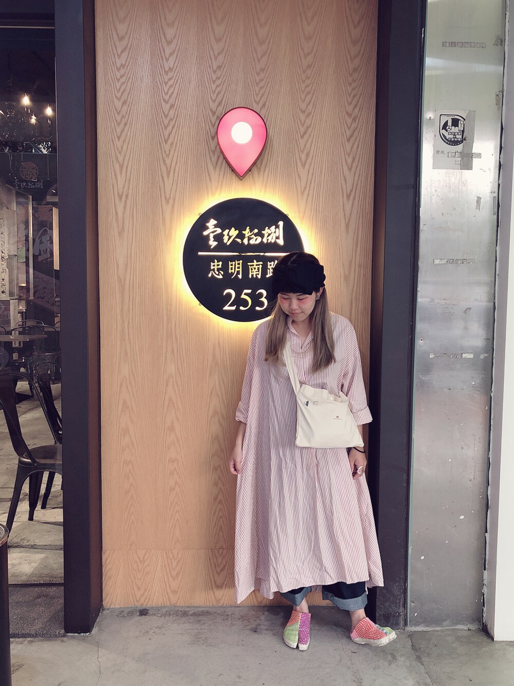 ピンク系のワンピースを着用したレディースの夏コーディネートの2枚目の写真