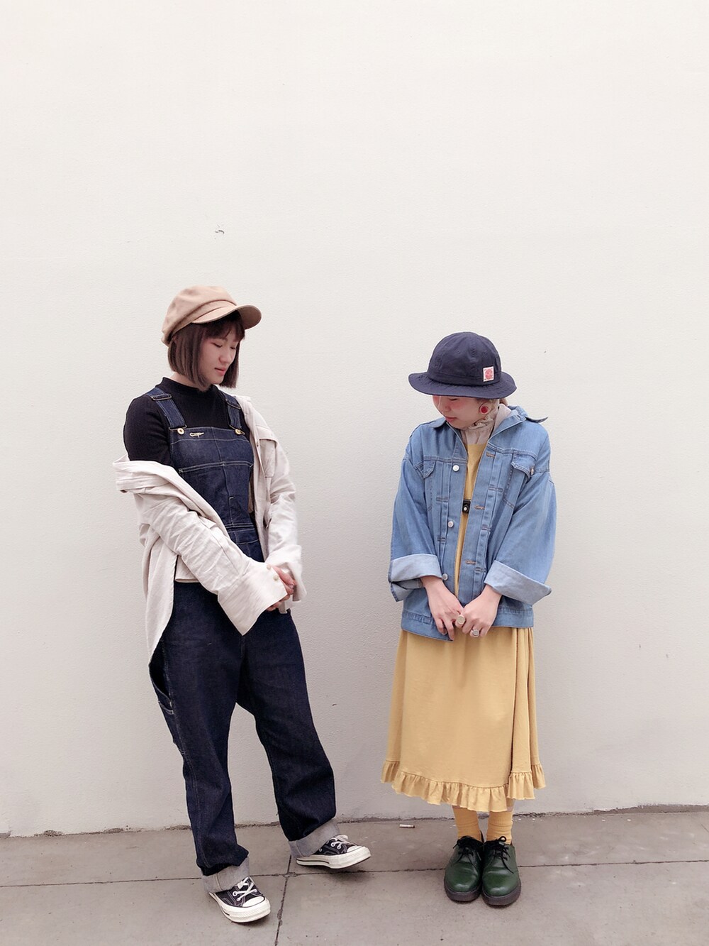 グリーン系のローファー、ブルー系のデニムジャケットを着用したレディースの夏コーディネートの2枚目の写真