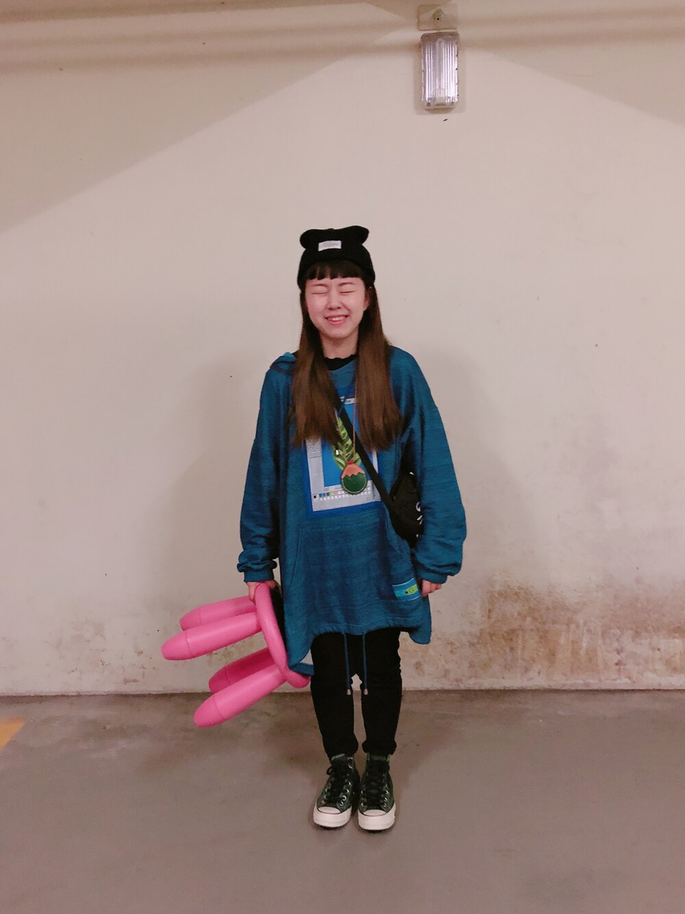 ブラック系のキャップを着用したレディースの夏コーディネートの4枚目の写真