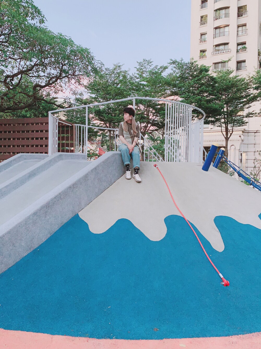 ホワイト系のサンダルを着用したレディースの夏コーディネートの3枚目の写真