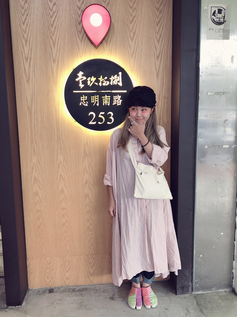 ピンク系のワンピースを着用したレディースの夏コーディネートの3枚目の写真