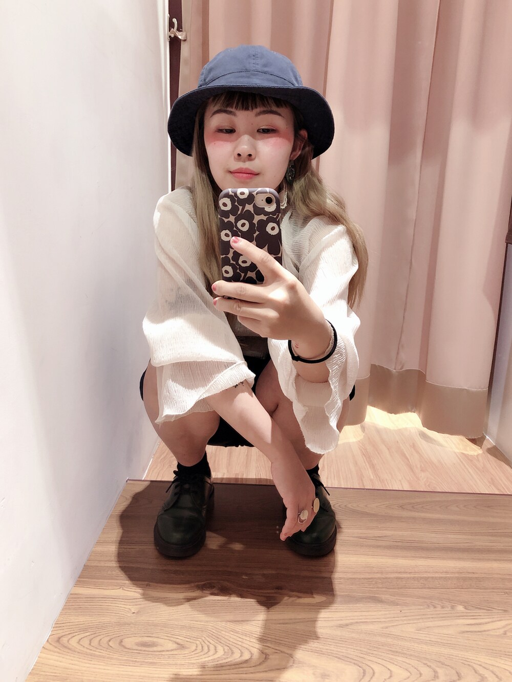 グリーン系のローファーを着用したレディースの夏コーディネートの4枚目の写真