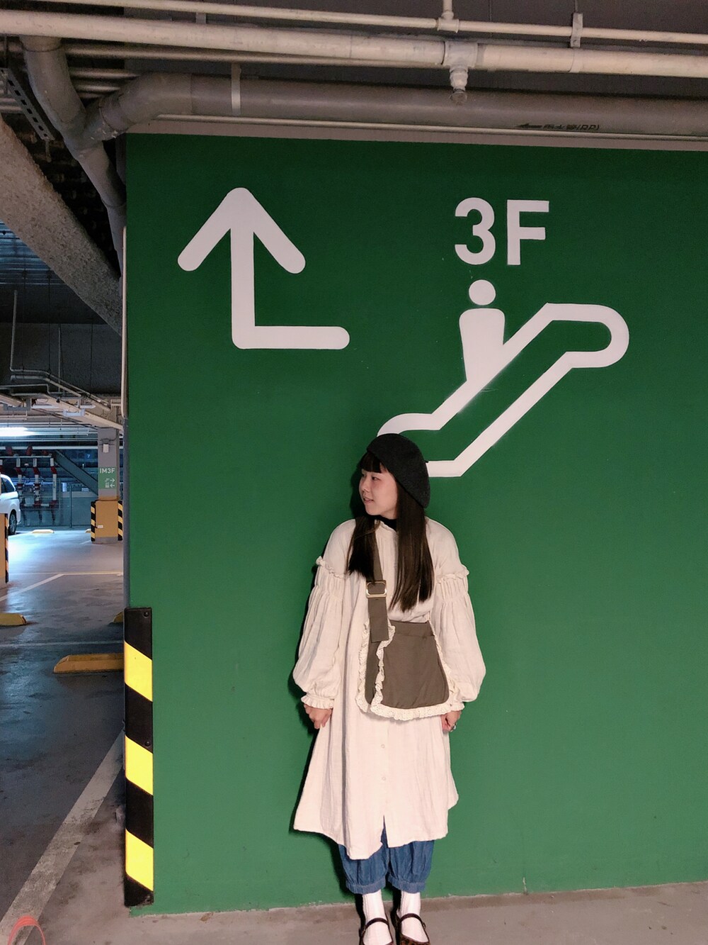 グリーン系のショルダーバッグを着用したレディースの夏コーディネートの2枚目の写真