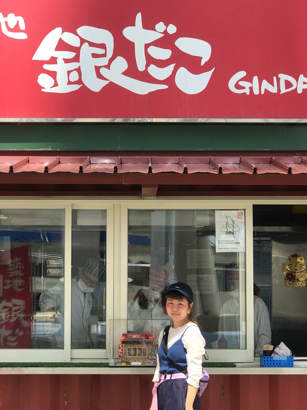 パープル系のボディバッグ/ウエストポーチを着用したレディースの夏コーディネートの2枚目の写真