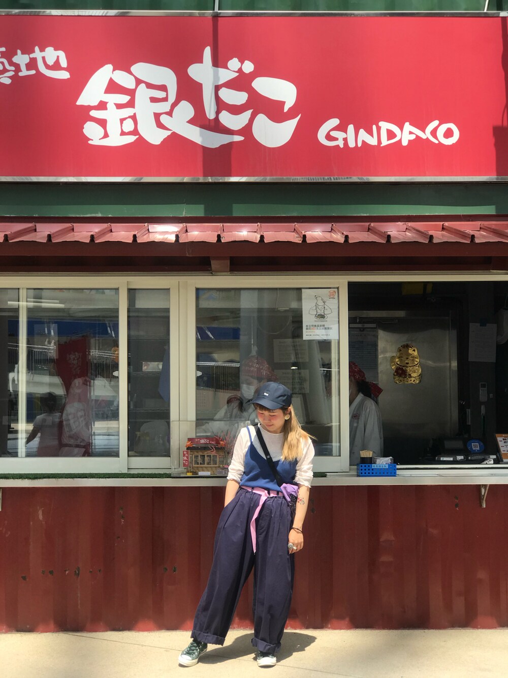 パープル系のボディバッグ/ウエストポーチを着用したレディースの夏コーディネートの3枚目の写真