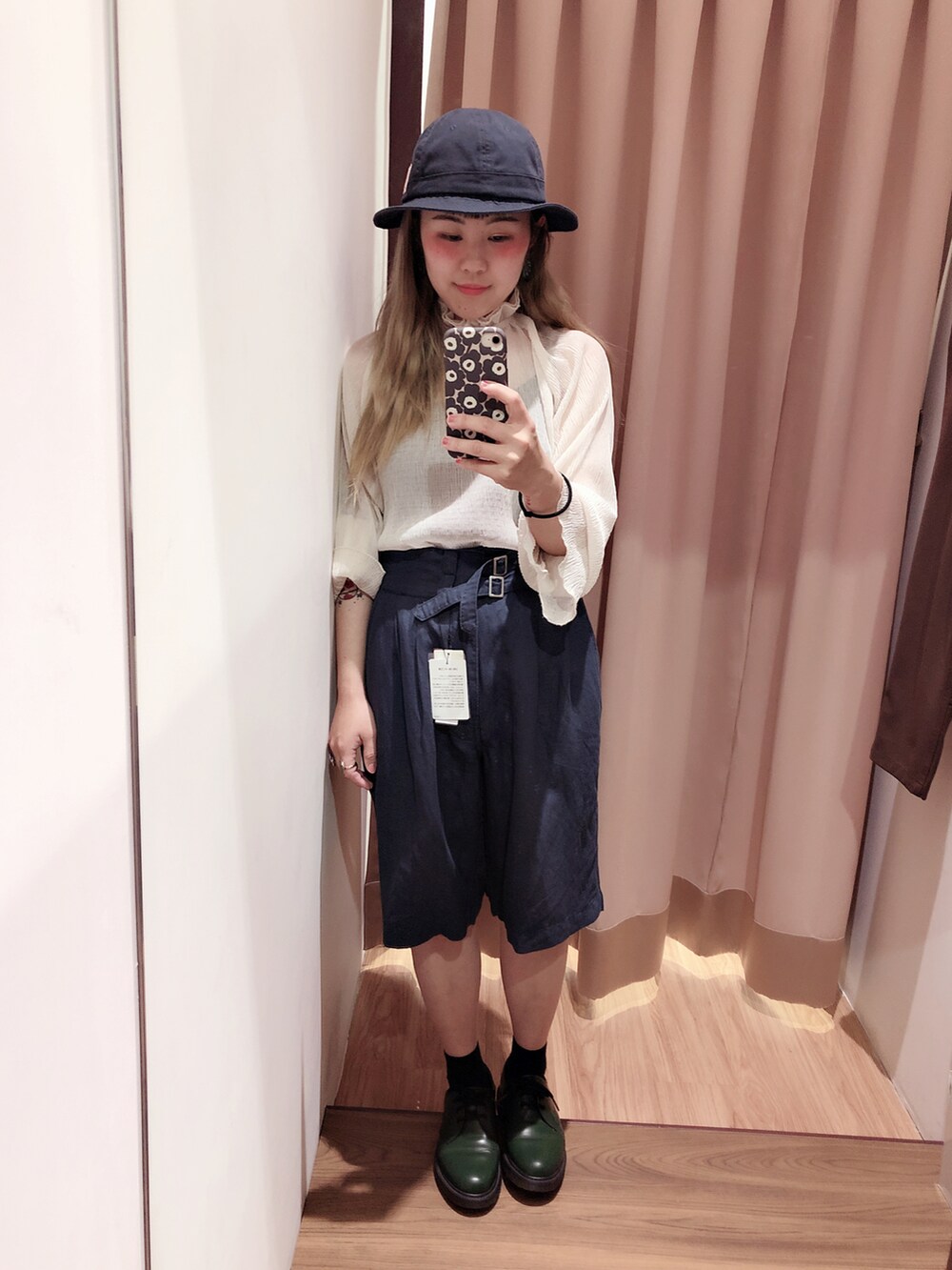 グリーン系のローファーを着用したレディースの夏コーディネートの5枚目の写真