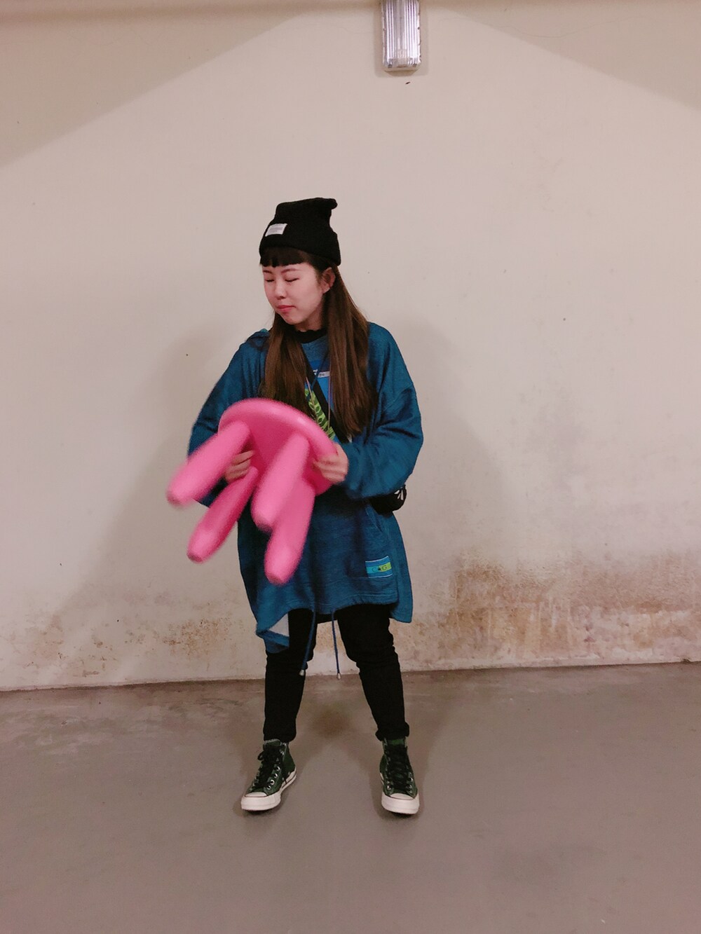 ブラック系のキャップを着用したレディースの夏コーディネートの5枚目の写真