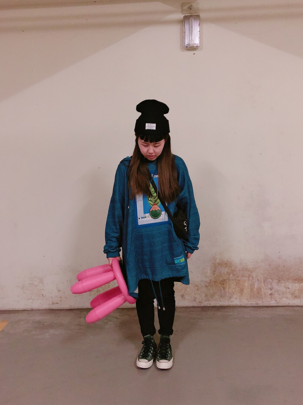 ブラック系のキャップを着用したレディースの夏コーディネートの2枚目の写真