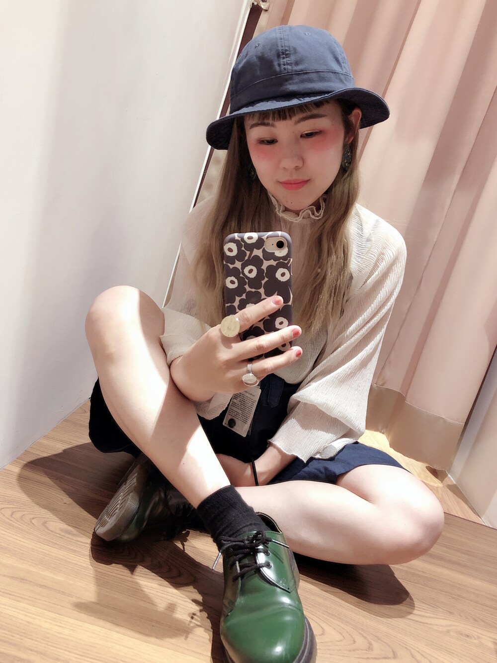 グリーン系のローファーを着用したレディースの夏コーディネートの3枚目の写真