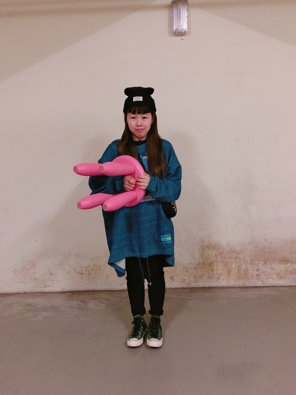 ブラック系のキャップを着用したレディースの夏コーディネートの3枚目の写真