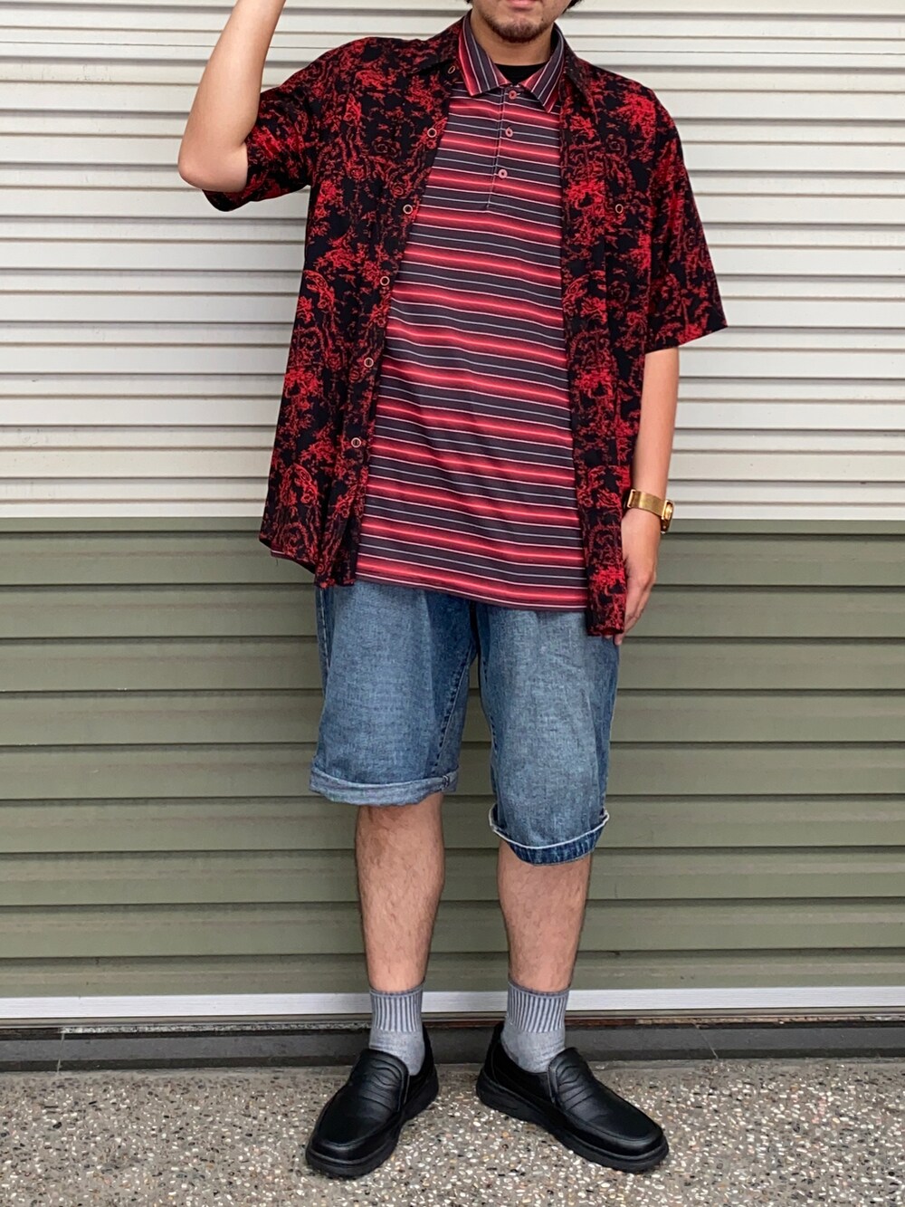 レッド系のシャツ/ブラウス、レッド系のポロシャツ、ブルー系のデニムパンツを着用したメンズの夏コーディネートの2枚目の写真