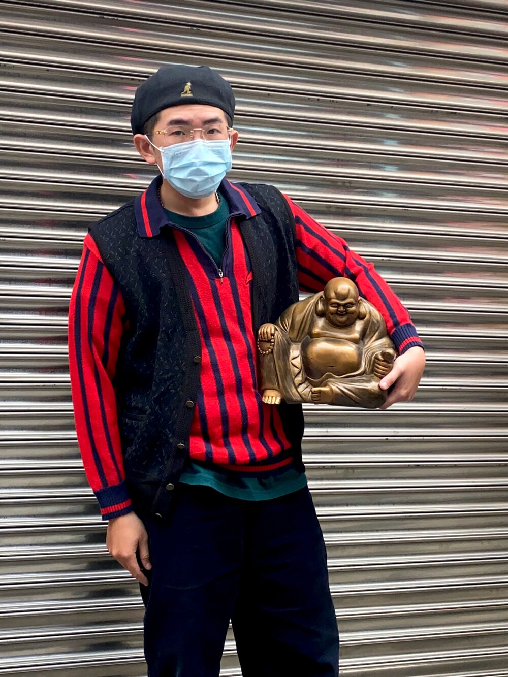 レッド系のトップス、ブルー系のチノパンツ、ブラック系のスニーカーを着用したメンズの冬コーディネートの2枚目の写真