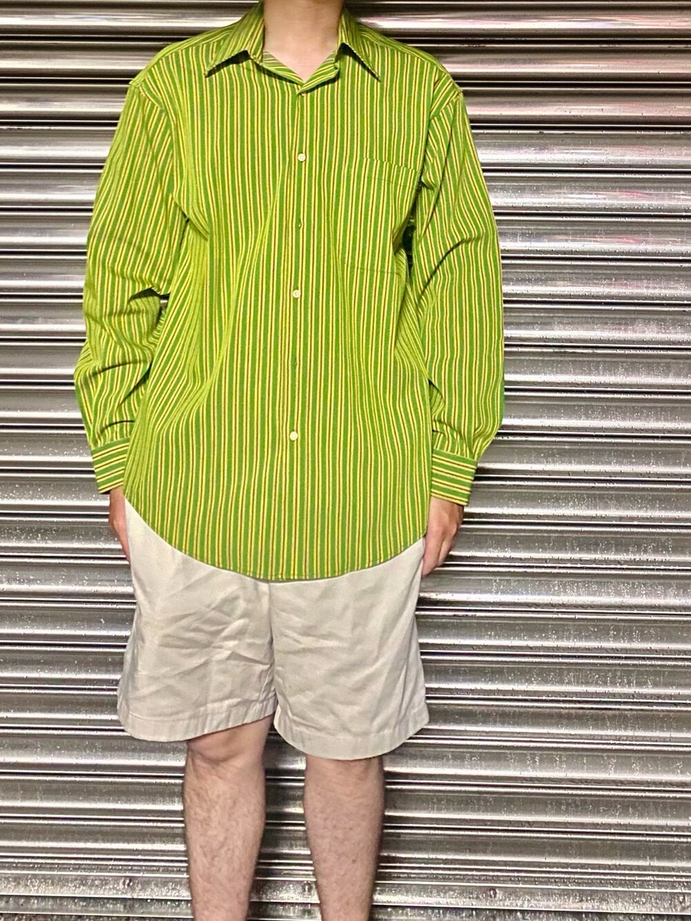 グリーン系のシャツ/ブラウス、ベージュ系のカーゴパンツを着用したメンズの夏コーディネートの2枚目の写真