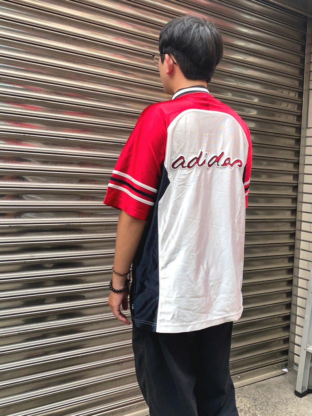 ブラック系のスニーカー、ホワイト系のTシャツ/カットソーを着用したメンズの夏コーディネートの2枚目の写真