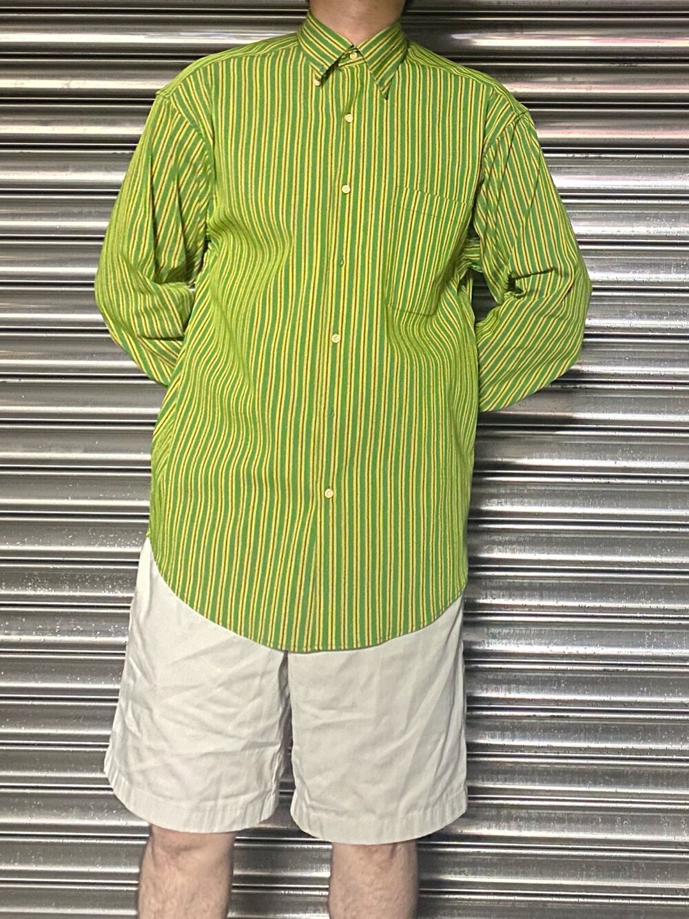 グリーン系のシャツ/ブラウス、ベージュ系のカーゴパンツを着用したメンズの夏コーディネートの3枚目の写真