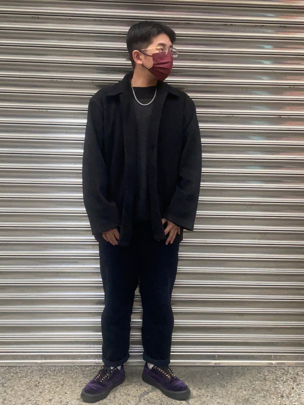 ブルー系のチノパンツ、パープル系のスニーカーを着用したメンズの夏コーディネートの2枚目の写真