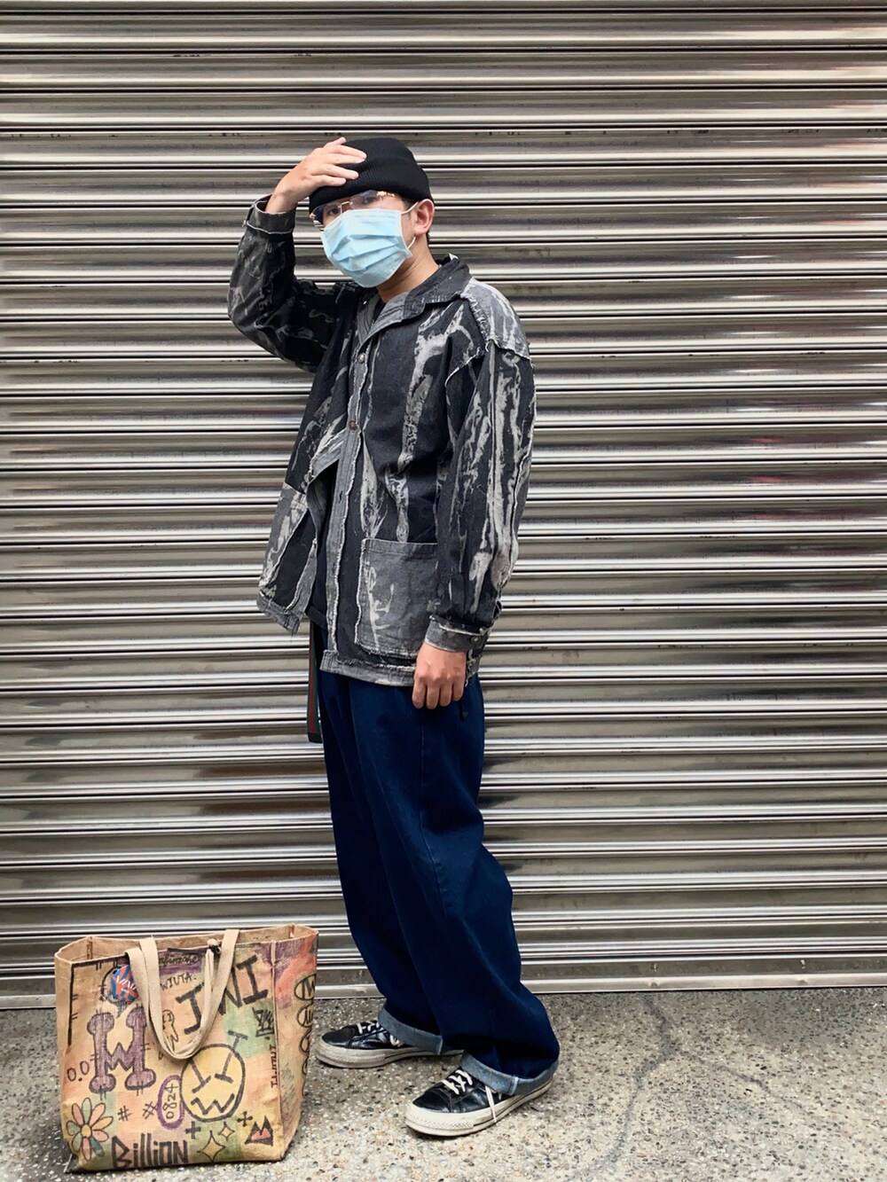 ブラック系のスニーカー、ブルー系のデニムパンツを着用したメンズの冬コーディネートの3枚目の写真