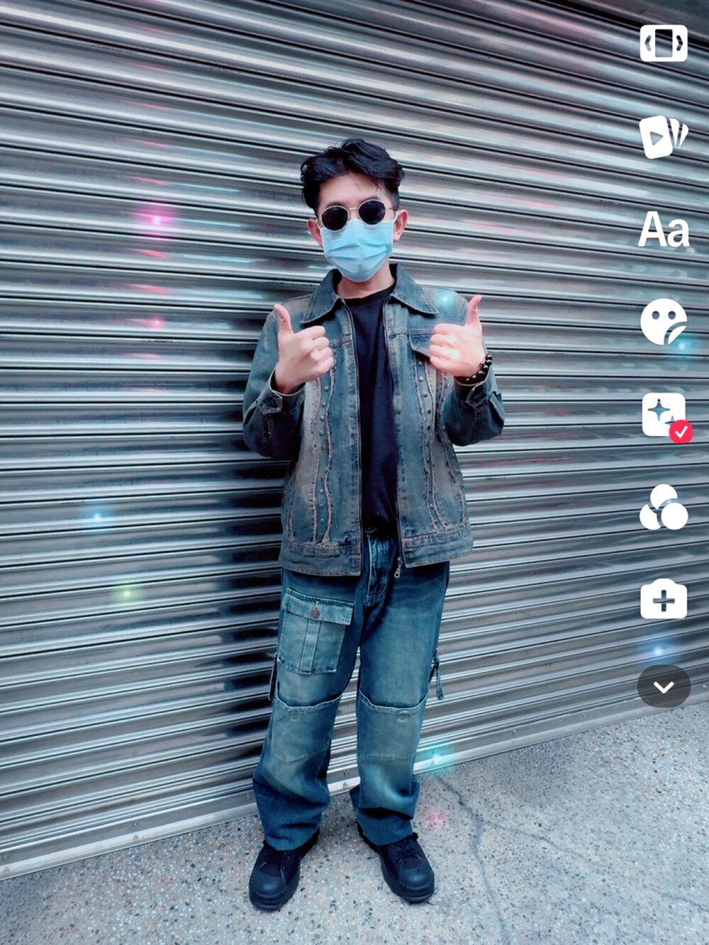 ブルー系のデニムパンツ、ブルー系のジャケット/アウター、ブラック系のシューズを着用したメンズの冬コーディネートの2枚目の写真