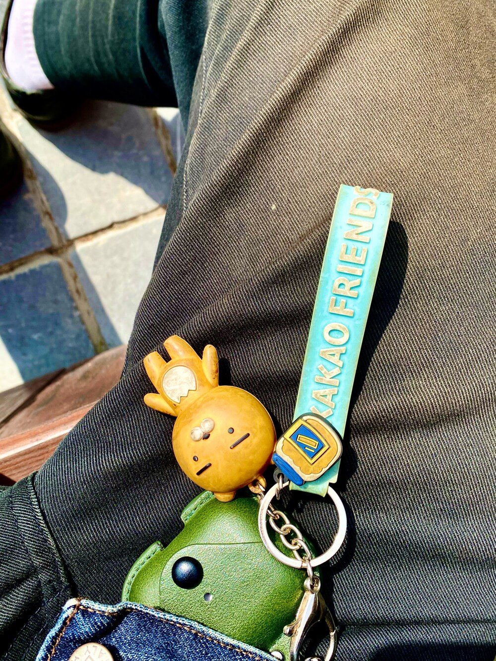 グリーン系のその他アウター、ブルー系のデニムジャケット、ブラック系のデニムパンツを着用したメンズの冬コーディネートの3枚目の写真