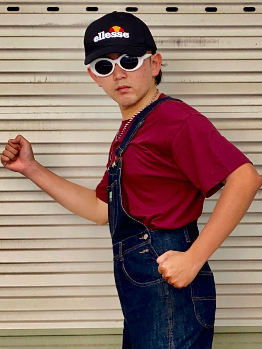 パープル系のスニーカー、ブラック系のキャップを着用したメンズの春コーディネートの2枚目の写真