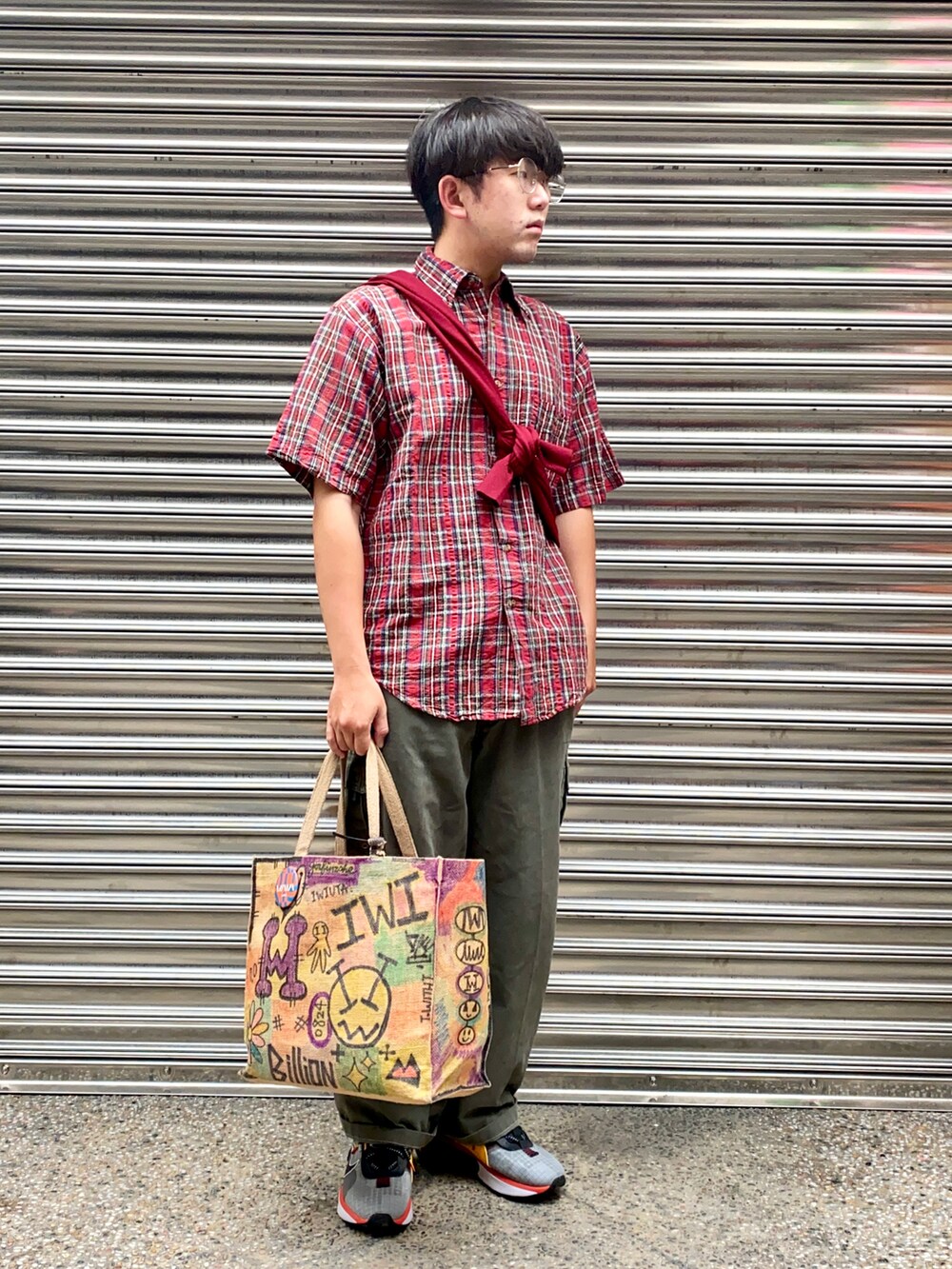 レッド系のシャツ/ブラウス、ブラック系のスニーカー、グリーン系のチノパンツを着用したメンズの秋コーディネートの2枚目の写真