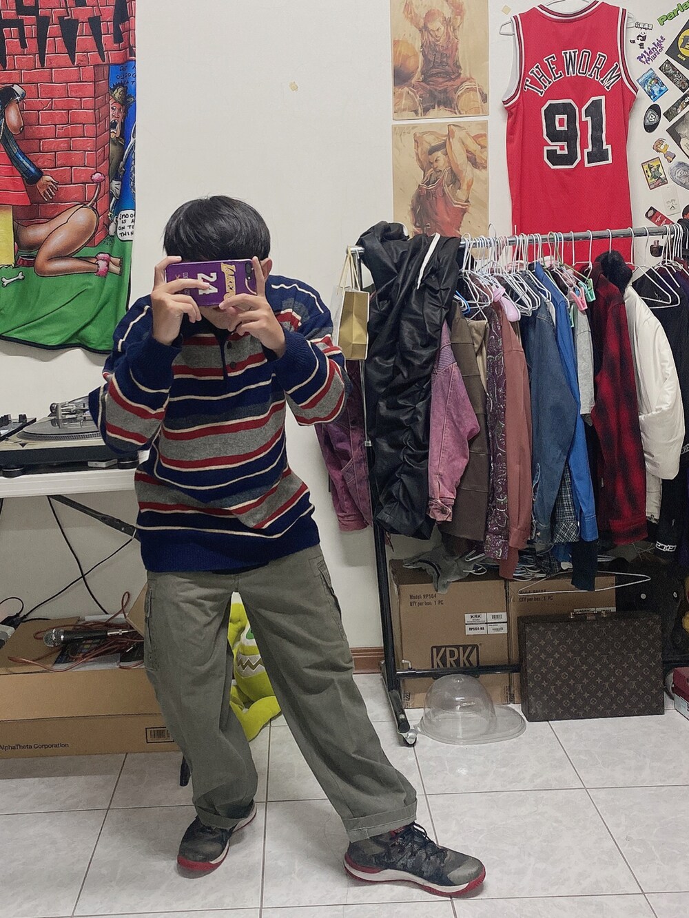 グリーン系のチノパンツ、グレー系のスニーカー、その他のトップスを着用したメンズの冬コーディネートの2枚目の写真