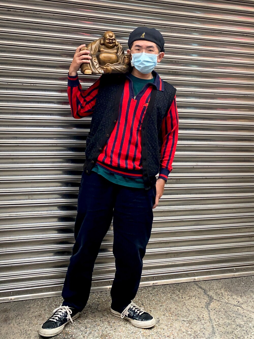 レッド系のトップス、ブルー系のチノパンツ、ブラック系のスニーカーを着用したメンズの冬コーディネートの3枚目の写真